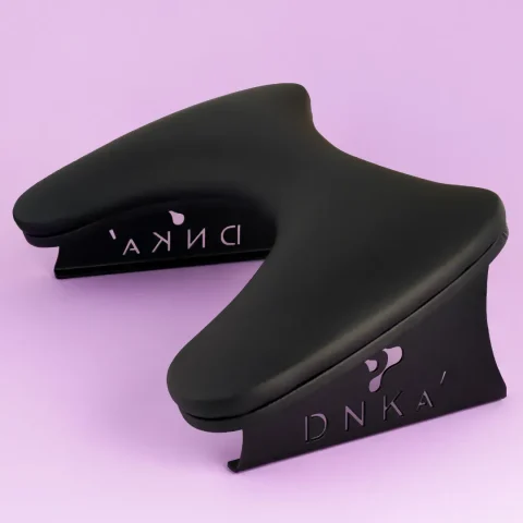 DNKa™ Reposabrazos Anatómico Negro