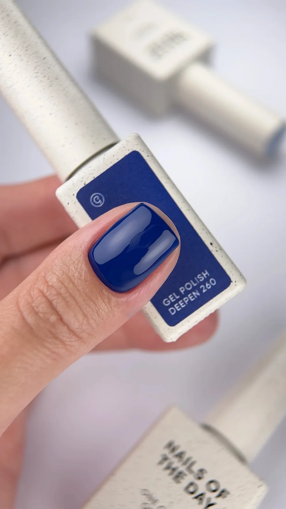 NAILSOFTHEDAY Gel Polish Deepen 260 – Azul Profundo · Cobertura en una Capa · 10 ml - Imagen 2